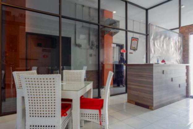 reddoorz plus near ciputra mall simpang lima 2