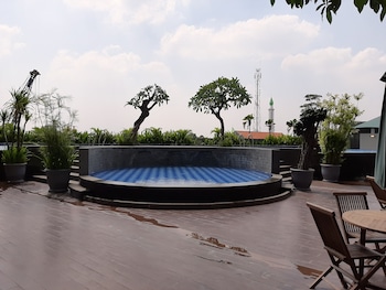 elegant studio parkland avenue apartment