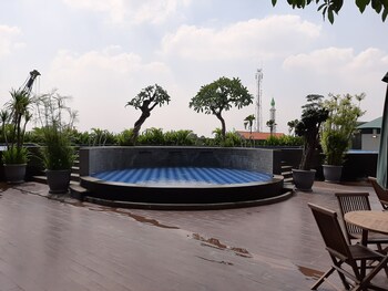 elegant studio parkland avenue apartment