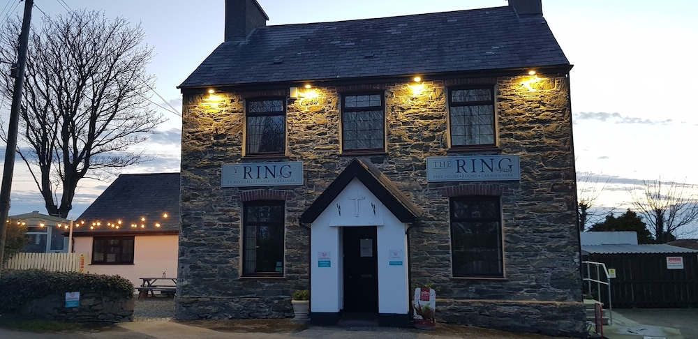 campsite the ring pub glamping pods