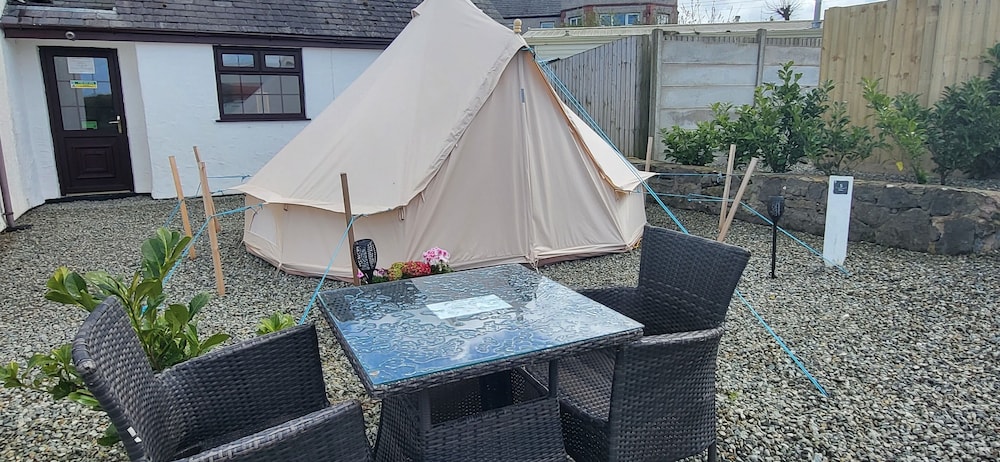 campsite the ring pub glamping pods