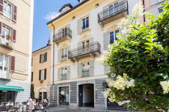 shades of como with private terrace by rent all como