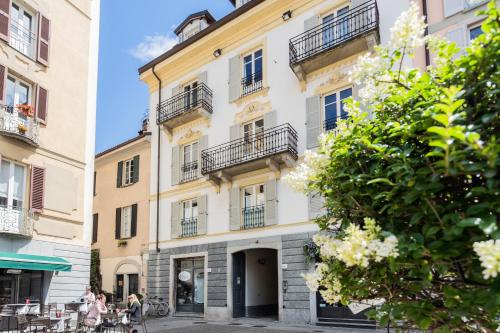 shades of como with private terrace by rent all como