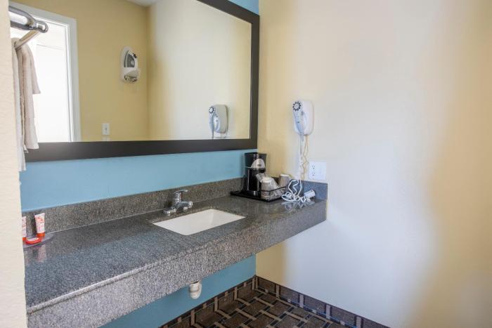 oyo hotel knoxville tn cedar bluff i 40
