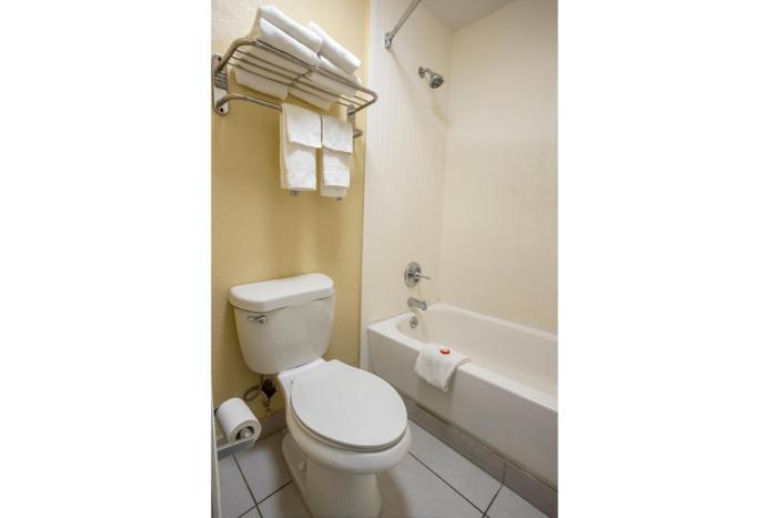 oyo hotel knoxville tn cedar bluff i 40