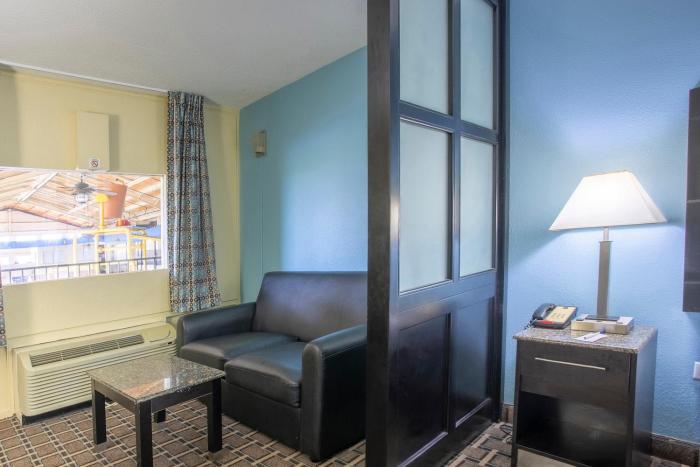 oyo hotel knoxville tn cedar bluff i 40