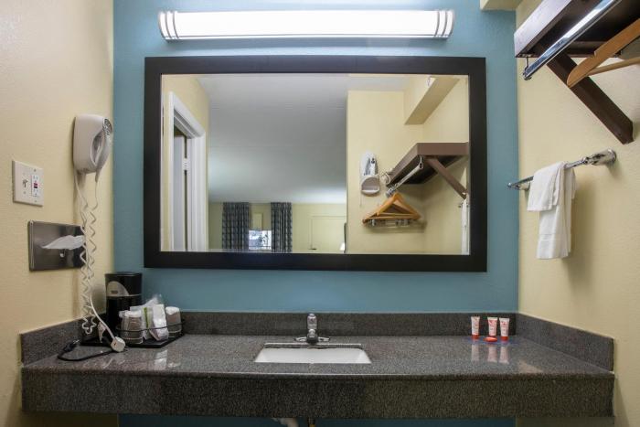 oyo hotel knoxville tn cedar bluff i 40