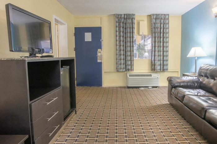 oyo hotel knoxville tn cedar bluff i 40