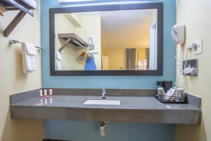 oyo hotel knoxville tn cedar bluff i 40
