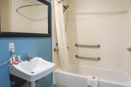 oyo hotel knoxville tn cedar bluff i 40