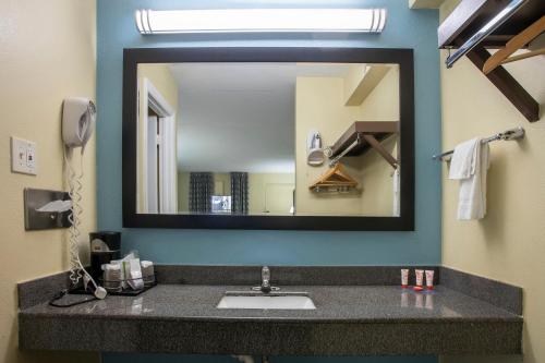oyo hotel knoxville tn cedar bluff i 40