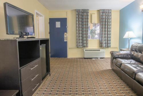 oyo hotel knoxville tn cedar bluff i 40