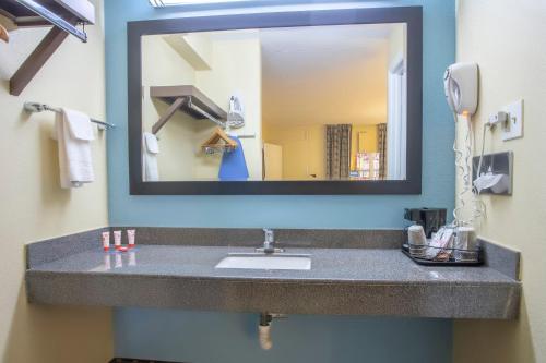 oyo hotel knoxville tn cedar bluff i 40