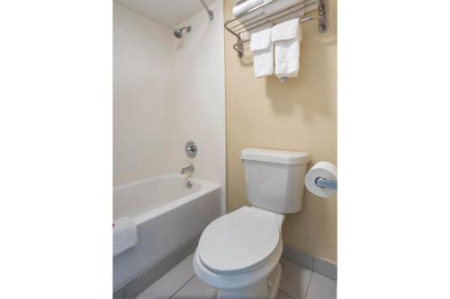 oyo hotel knoxville tn cedar bluff i 40
