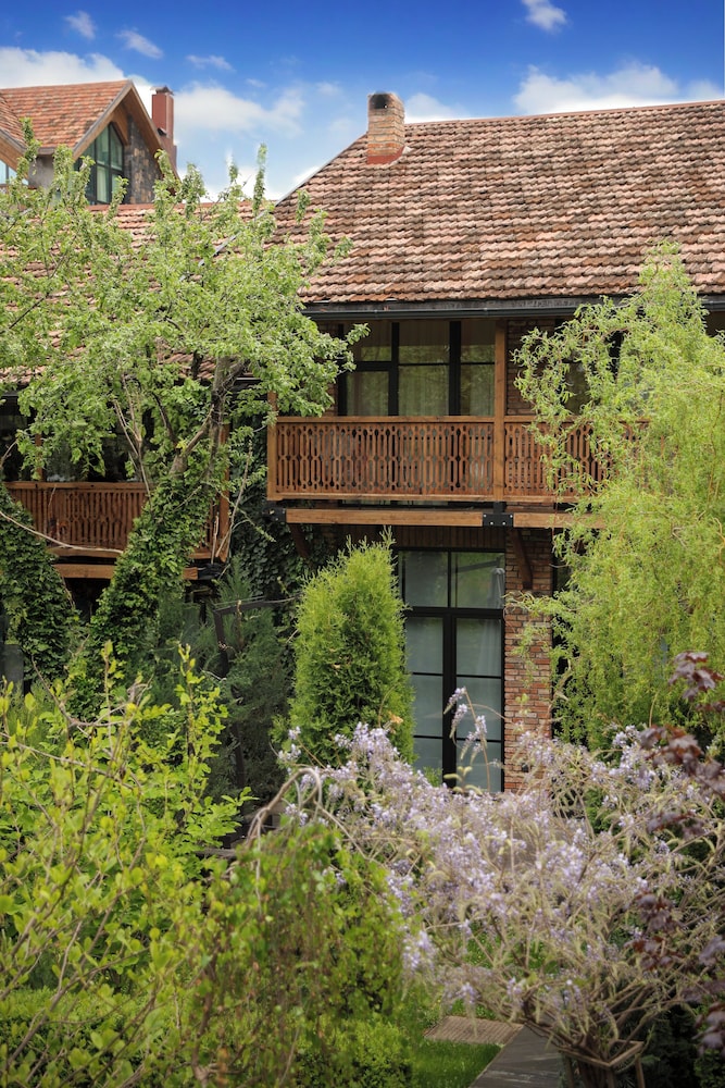 dilijani tun hotel and restaurant