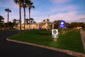 paddletail waterfront lodge trademark collection by wyndham