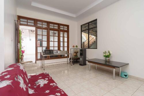 reddoorz syariah near exit toll jatiwarna 2