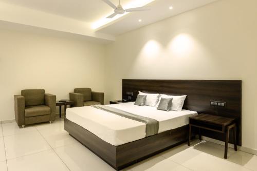 hotel paramount suites and service apartments