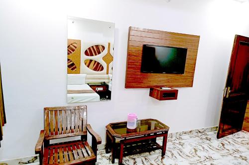 hotel crystal deluxe at new delhi railway station