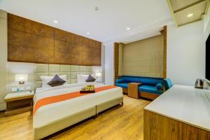 super townhouse chhatarpur near metro park