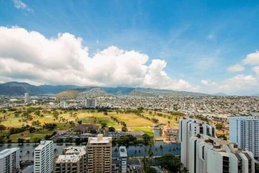 deluxe panoramic mountain view condo 37th floor free parking and wifi