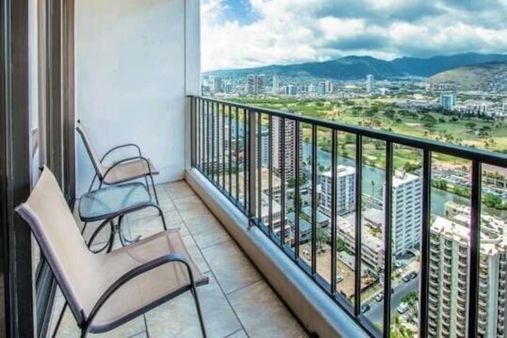 deluxe panoramic mountain view condo 37th floor free parking and wifi