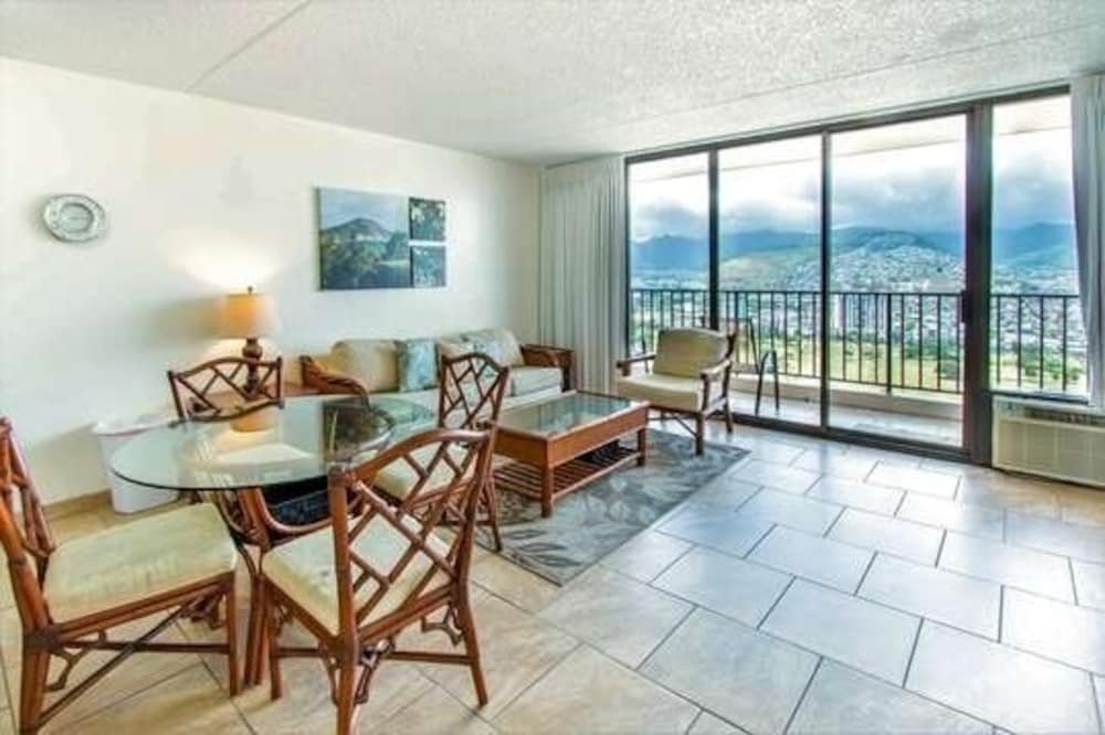 deluxe panoramic mountain view condo 37th floor free parking and wifi
