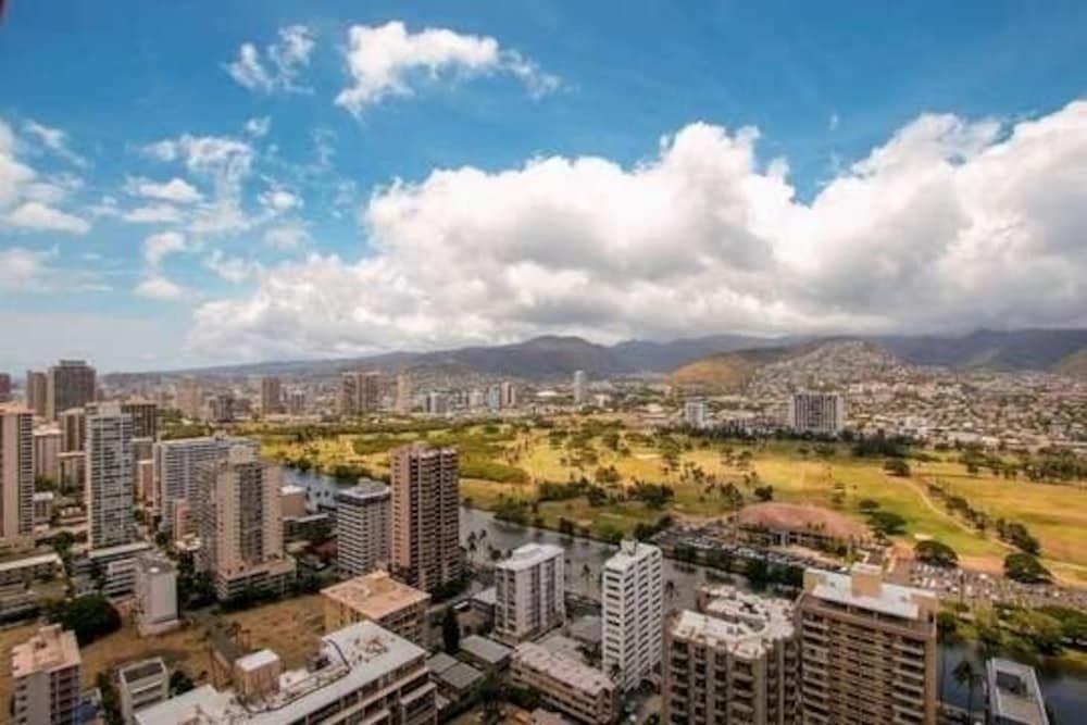 deluxe panoramic mountain view condo 37th floor free parking and wifi