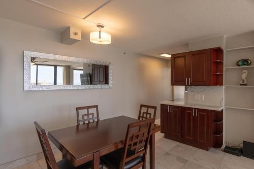 Newly Remodeled Corner Unit At The Waikiki Banyan With Diamond Head Views,Honolulu>>Hawaii,3.5 star