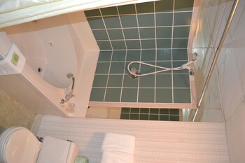 river place 19 2 br condo