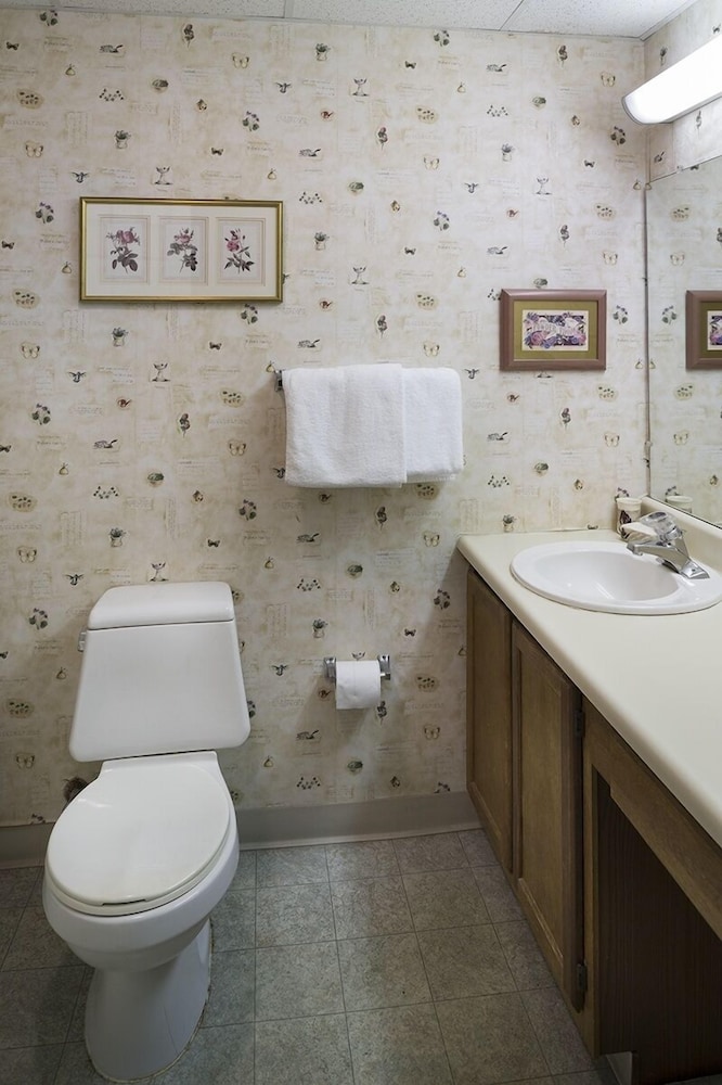 river place 19 2 br condo