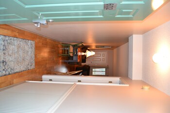 river place 19 2 br condo