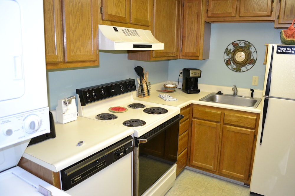 river place 19 2 br condo