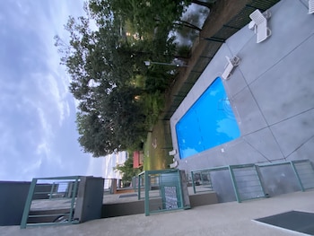 river place 19 2 br condo