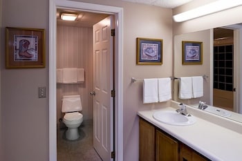 river place 19 2 br condo