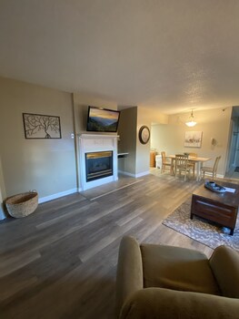 river place 15 2 br condo