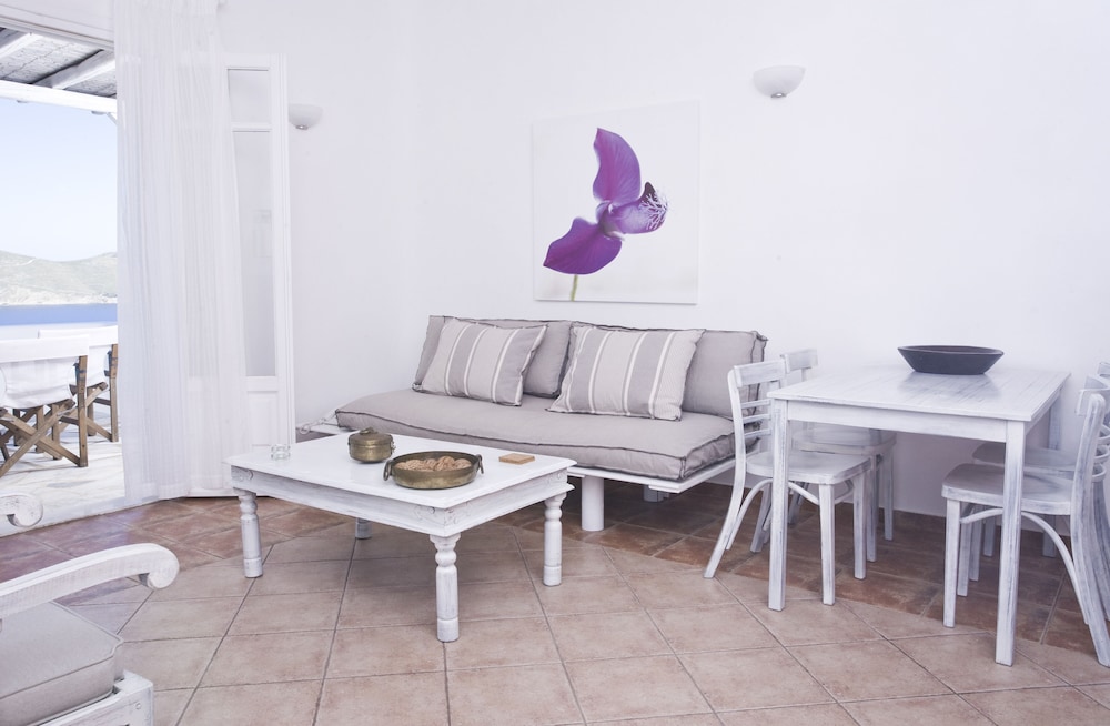 yakinthos residence