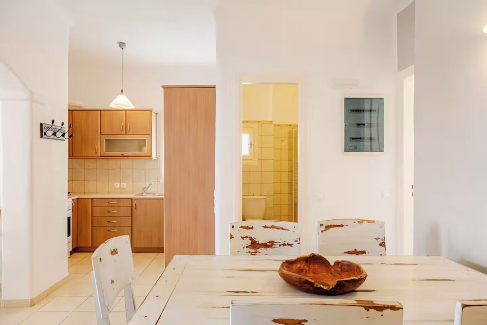 yakinthos residence