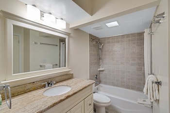 waikiki banyan 28th floor ocean view condo free parking and wifi by redawning