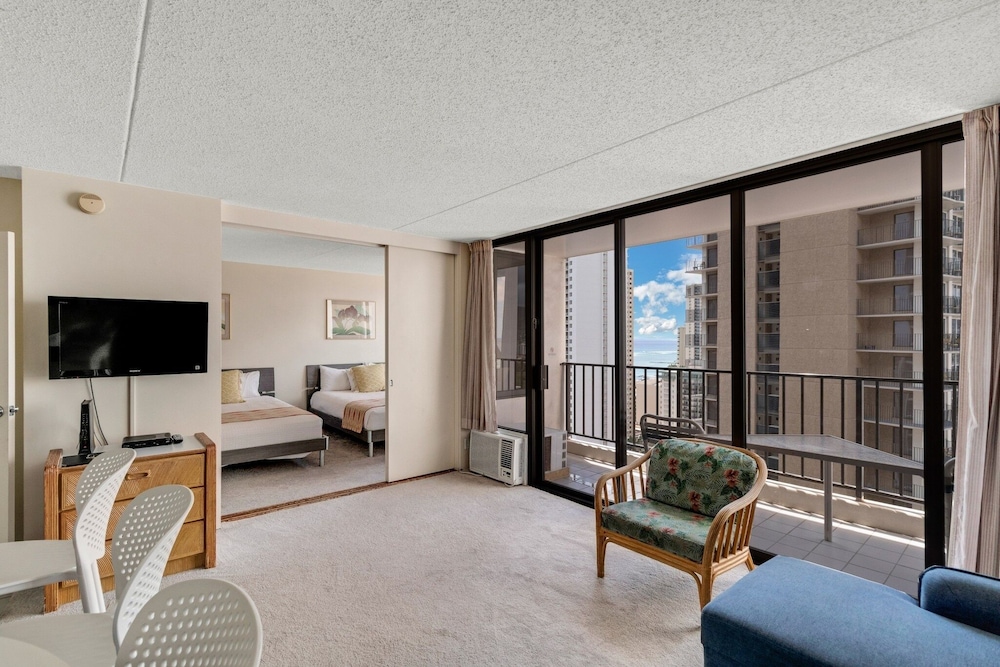 waikiki banyan 28th floor ocean view condo free parking and wifi by redawning