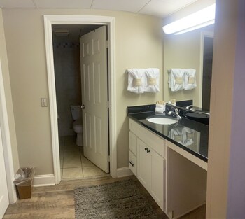 river place 9 2 br condo