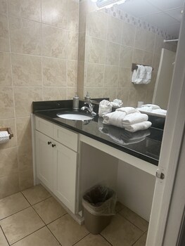 river place 9 2 br condo