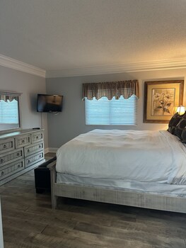 river place 9 2 br condo