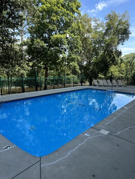 river place 9 2 br condo