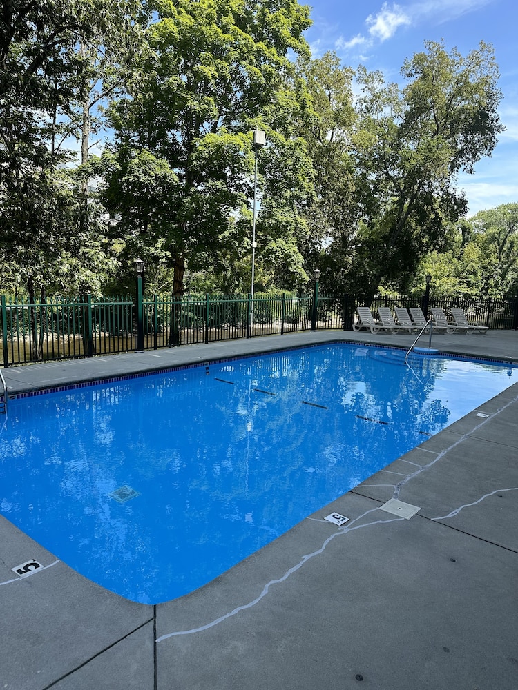 river place 9 2 br condo