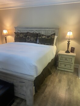 river place 9 2 br condo