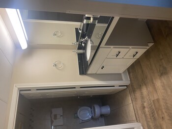 newly renovated 102 2bd condo with riverview balcony by redawning