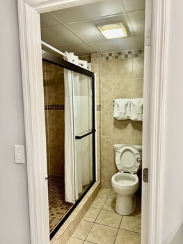 newly renovated 102 2bd condo with riverview balcony by redawning