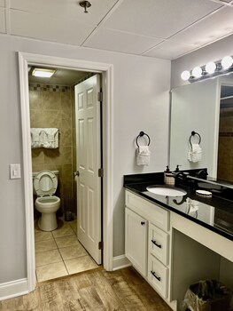 newly renovated 102 2bd condo with riverview balcony by redawning