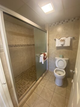 newly renovated 102 2bd condo with riverview balcony by redawning